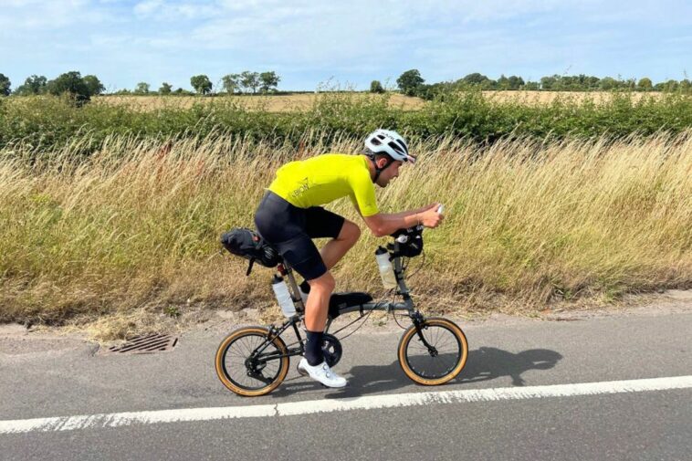 879 millas y 83 horas en una bicicleta plegable: el ciclista londinense completa Lands End a John O'Groats en un Brompton