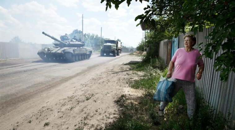 A medida que Rusia avanza hacia otra provincia, los ucranianos dejan atrás los pueblos fantasmas