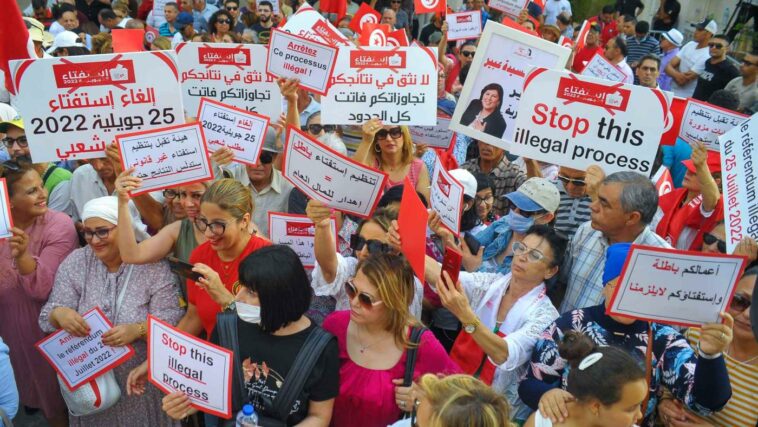 Partidarios del Partido Destourian Libre protestan contra el presidente tunecino frente a la Alta Autoridad Independiente para las Elecciones en la capital, Túnez, el 7 de julio de 2022.