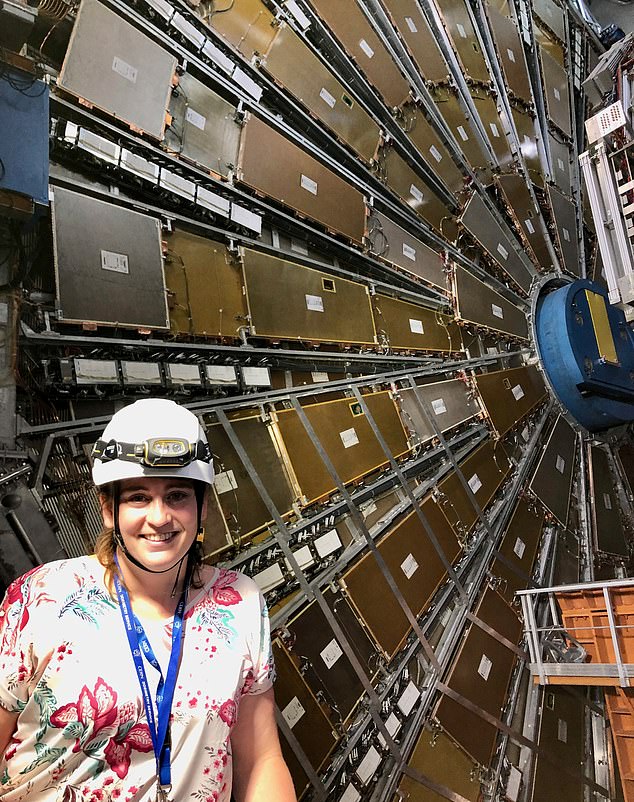 La física del CERN Katharine Leney, en la foto de arriba, trabaja en el Experimento ATLAS y es profesora asistente de investigación en la Universidad Metodista del Sur en Dallas, Texas.  Habló con Daily Mail sobre su trabajo y esperanza para el futuro.