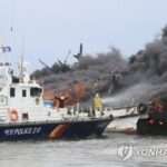 (AMPLIACIÓN) 3 barcos pesqueros se incendian en el puerto de Jeju;  3 heridos graves, 2 desaparecidos