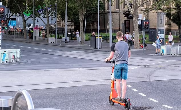 Un adolescente murió en el hospital después de que un scooter eléctrico se estrellara en una acera suburbana en Logan, al sur de Brisbane (en la imagen se muestra una imagen de archivo de un hombre montado en un scooter eléctrico)