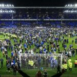 Aficionados al fútbol en Inglaterra se enfrentan a prohibiciones por invasión de campos
