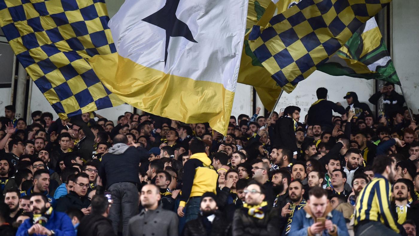 Aficionados del Fenerbahce bajo fuego por los cánticos de 'Putin' durante el partido contra el equipo ucraniano
