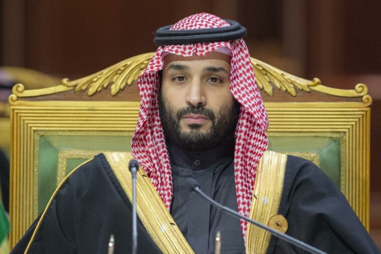 El príncipe heredero de Arabia Saudita, Mohammed bin Salman, presidiendo la cumbre del Consejo de Cooperación del Golfo en la capital de Arabia Saudita, Riad, el 14 de diciembre de 2021 (AFP)