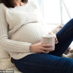 Actualmente, el NHS recomienda que las mujeres embarazadas no consuman más de 200 mg de cafeína por día, el equivalente a dos tazas de café instantáneo (imagen de archivo)