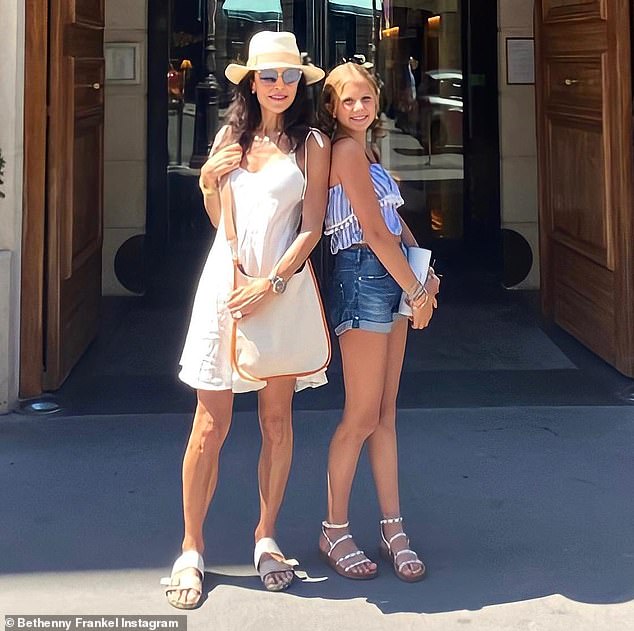 ¡Niño alto!  Bethenny Frankel y su hija Bryn Hoppy, de 12 años, parecen tener casi la misma altura.  Los dos se veían casi hombro con hombro cuando posaron uno al lado del otro afuera de un edificio en París.