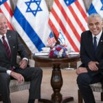 El presidente Joe Biden, a la izquierda, y el primer ministro israelí, Yair Lapid, a la derecha, en su reunión uno a uno en Jerusalén el jueves, donde se comprometieron a detener un Irán nuclear.