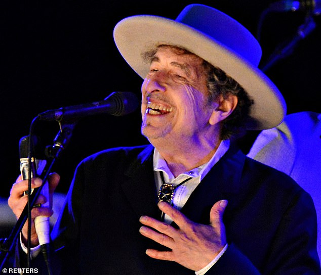 Prohibido: Bob Dylan, de 81 años, prohibió los teléfonos inteligentes en sus próximos conciertos después de anunciar su primera gira por el Reino Unido en más de cinco años.