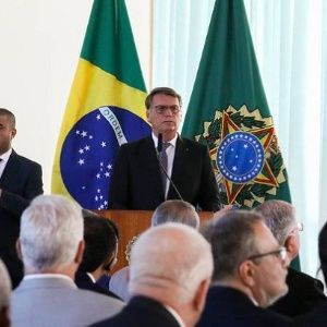 Bolsonaro es demandado por difundir mentiras ante embajadores
