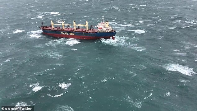 Un buque de carga varado (en la foto) finalmente ha sido remolcado a un lugar seguro después de que los intentos de rescate de infarto se vieron obstaculizados por un poderoso oleaje.
