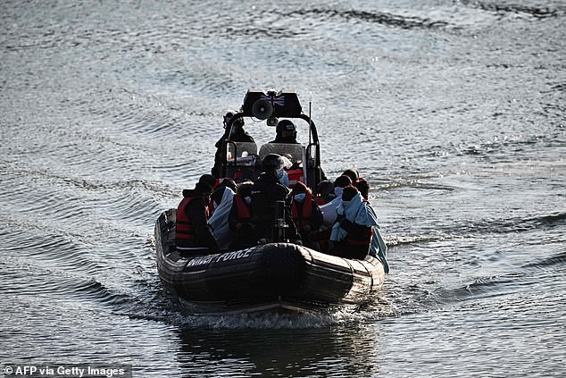 Se ha permitido que desaparezcan los migrantes del canal que activaron alertas en las bases de datos de seguridad, advirtió ayer un informe bomba