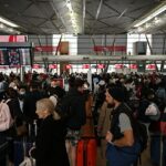 Los viajeros esperan para facturar su equipaje en la terminal del aeropuerto nacional T2 de Sydney en Sydney
