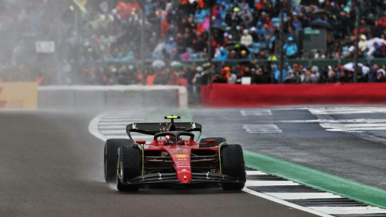 Carlos Sainz asegura la primera pole en un empapado Silverstone
