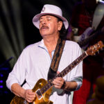 Carlos Santana colapsa por agotamiento por calor durante actuación en Michigan