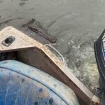 Un video publicado en TikTok muestra a un cocodrilo de agua salada acechando un bote esperando que el cangrejero Casey Eames se siente en su asiento.