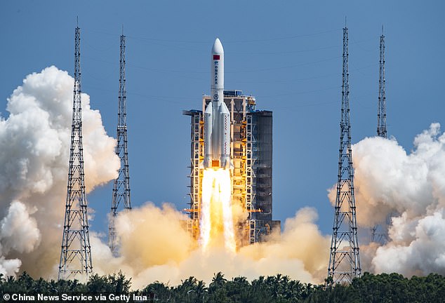 Un cohete Gran Marcha-5B Y3 que transporta el módulo de laboratorio de la estación espacial de China Wentian despega del sitio de lanzamiento de la nave espacial Wenchang el 24 de julio de 2022 en Wenchang, provincia china de Hainan