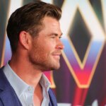 Chris Hemsworth se ve irreconocible en las primeras fotos del spin-off Furiosa de Mad Max, los fanáticos se maravillan con su transformación