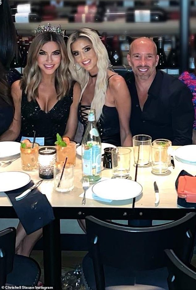 '¡Mejor noche!'  La estrella de Selling Sunset, Chrishell Stause (izq.), 'se divirtió muchísimo' en su cena sorpresa de cumpleaños en Catch Steak en West Hollywood el sábado, que fue organizada por su exnovio Jason Oppenheim (der.) y su coprotagonista Emma Hernan (m).