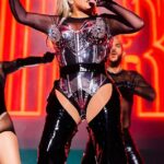 Christina Aguilera se luce atrevida con un leotardo plateado tetona
