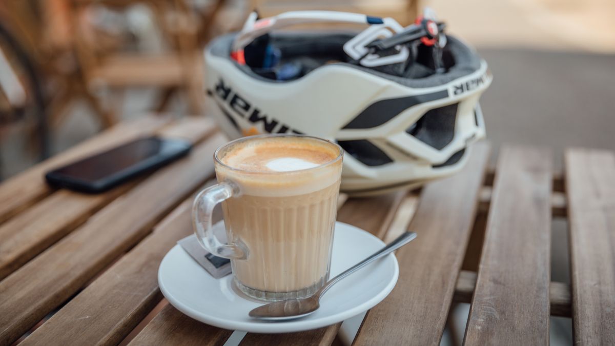 Ciclismo y café: ¿realmente la cafeína aumenta el rendimiento de conducción?
