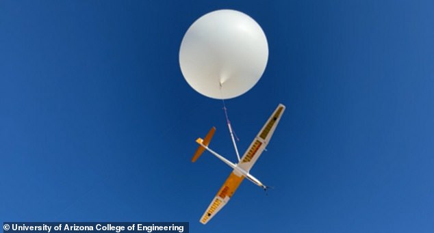 El equipo realizó un lanzamiento atado de una primera versión del planeador en Arizona, EE. UU., en el que descendió lentamente a la Tierra sujeto a un globo.