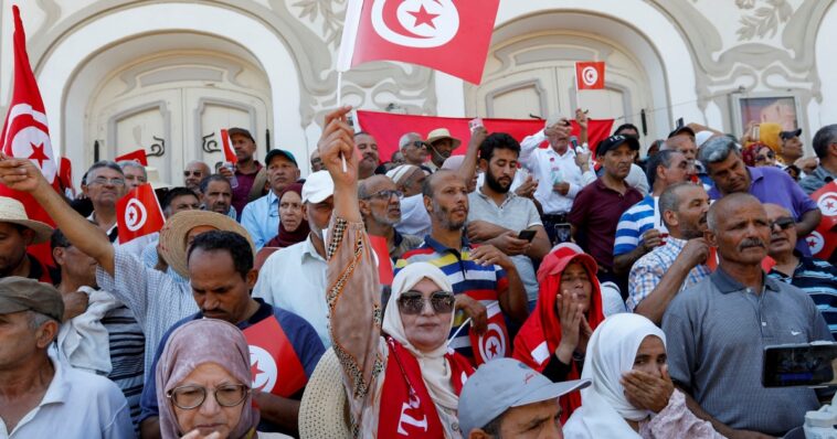 Cientos de personas protestan contra el proyecto de constitución de Túnez a medida que se acerca la votación