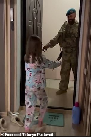 Este es el momento en que el comandante de las fuerzas especiales ucranianas, Ruslan Pustovoit, se reunió con su hija Natasha el sábado por la noche, la primera vez que lo ve desde que comenzó la guerra.