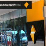 El Commonwealth Bank se ha convertido en el primer prestamista importante de Australia en aumentar sus tasas variables en medio punto porcentual para reflejar el último movimiento del Banco de la Reserva.