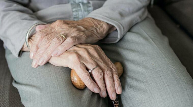 Cómo equilibrar los niveles de sodio y potasio en los ancianos