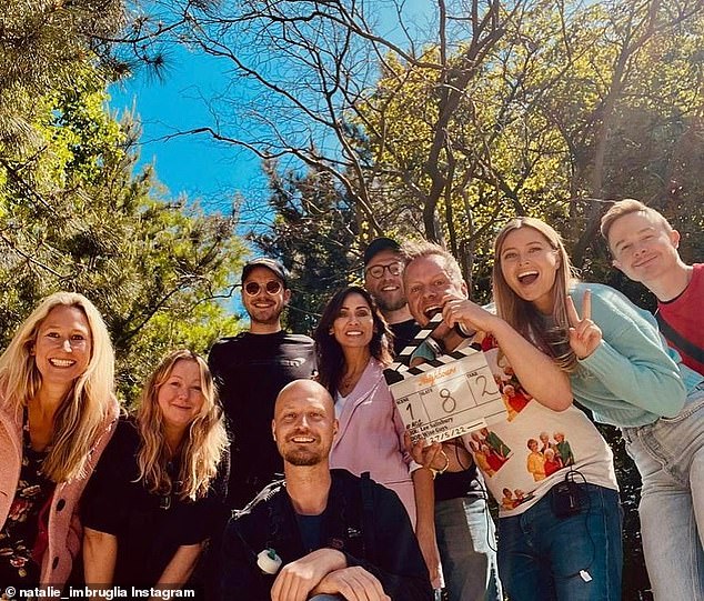 Los productores de la telenovela Neighbours (elenco y equipo en la foto) y Tourism Australia (TA) han tramado un plan para atraer a los espectadores del Reino Unido con un anuncio que utiliza escenas del cómo.