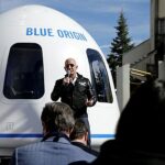 Jeff Bezos frente a la cápsula espacial de Blue Origin