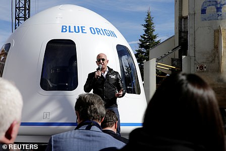 Jeff Bezos frente a la cápsula espacial de Blue Origin
