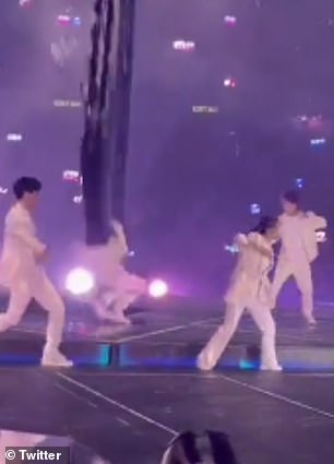 Una pantalla de video gigante aplastó a dos bailarines en un concierto en Hong Kong