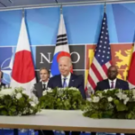 El presidente Joe Biden (centro) se reúne con el presidente de Corea del Sur, Yoon Suk Yeol, (izquierda) y el primer ministro de Japón, Fumio Kishida, (derecha).  (AP)