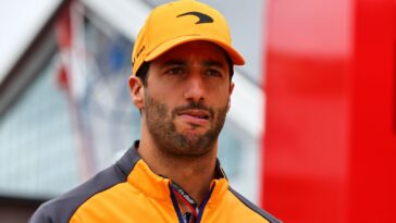 Daniel Ricciardo originalmente pensó que los manifestantes eran fanáticos de Max Verstappen