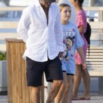 Diversión en el parque temático: David Beckham disfrutó de una noche emocionante con su hija Harper, 11, en el parque de atracciones Azur Park en St. Tropez el viernes, mientras su hijo Cruz, 17, y su novia Tana Holding también se unieron a la diversión.