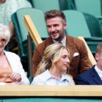 Madre e hijo: el miércoles, David Beckham, de 47 años, se veía más feliz que nunca junto a su madre Sandra, de 73, mientras disfrutaban del tenis en la cancha central de Wimbledon el día diez.