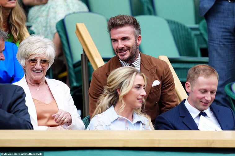Madre e hijo: el miércoles, David Beckham, de 47 años, se veía más feliz que nunca junto a su madre Sandra, de 73, mientras disfrutaban del tenis en la cancha central de Wimbledon el día diez.