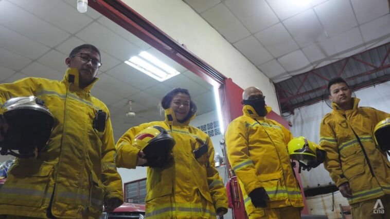 De accidentes a desastres, los bomberos voluntarios en Malasia enfrentan peligros para salvar vidas