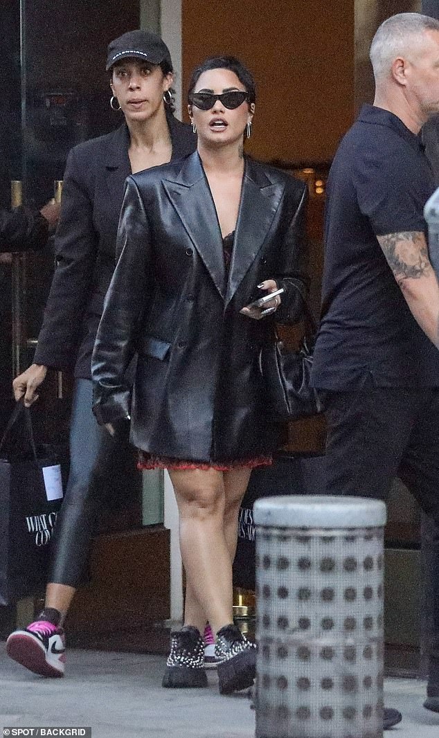 Demi Lovato Luce Una Chaqueta De Cuero Sobre Un Vestido Rojo Que Roza Los  Muslos Mientras Sale De Compras En Los Ángeles