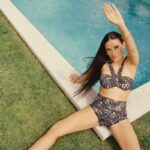Demi Moore modela los trajes de baño de Andie que ella misma diseñó