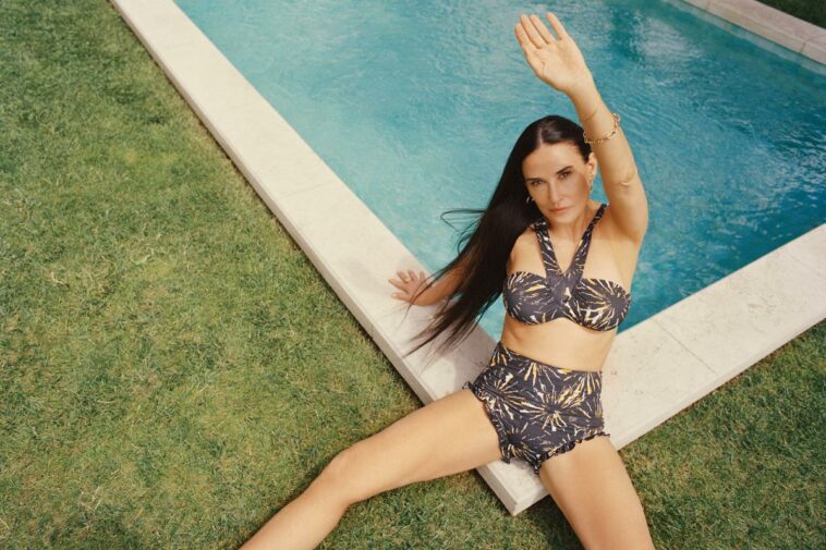 Demi Moore modela los trajes de baño de Andie que ella misma diseñó