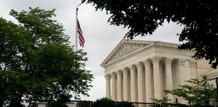 Después de la anulación de Roe, los estadounidenses exigen límites de mandato de la Corte Suprema