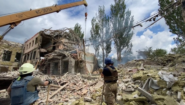 Dos cuerpos más recuperados de debajo de los escombros de la escuela destruida en Kramatorsk