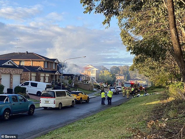 Dos personas mueren y un niño se encuentra en estado grave en el hospital después de un incendio en una casa en el suroeste de Sydney.