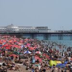 El calor abrasador en Gran Bretaña la semana pasada hizo que las temperaturas superaran los 104 °F (40 °C) por primera vez en el país.  Ahora, los investigadores dicen que el cambio climático causado por el hombre hizo que la ola de calor récord sea 'al menos 10 veces más probable' En la foto, la playa de Brighton el 19 de julio de 2022