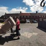Rachael Jones capturó el extraño encuentro con su timbre Ring en Wrexham, Gales, el lunes.  El clip muestra a Rachel, de 32 años, ayudando al hombre a levantar el sofá color crema sobre la parte trasera de un scooter de movilidad que parece haber sido modificado.