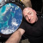 Relaciones agrias: la NASA nunca trabajará con Moscú en nuevos proyectos espaciales mientras Vladimir Putin esté en el poder, advirtió el astronauta retirado Scott Kelly.  Esta es una selfie de Kelly dentro de la cúpula de la ISS, un compartimento especial que ofrece una vista de 360 ​​grados de la Tierra.