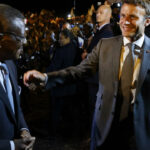 El francés Macron llega a Camerún, dando inicio a un viaje por tres países africanos